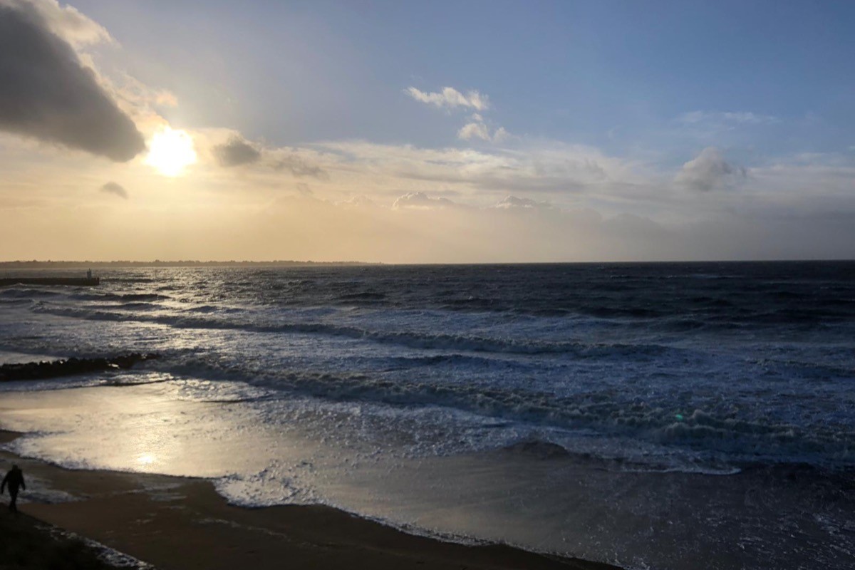 Plage à 140 mètres, pour la baignade, les activités nautiques, les balades ou le coucher de soleil...
