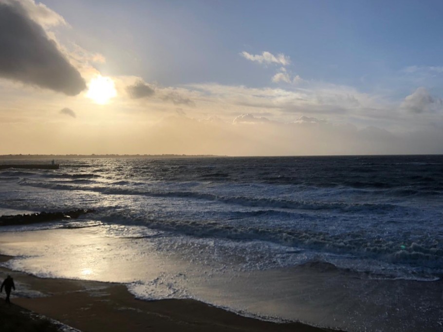 Plage à 140 mètres, pour la baignade, les activités nautiques, les balades ou le coucher de soleil...
