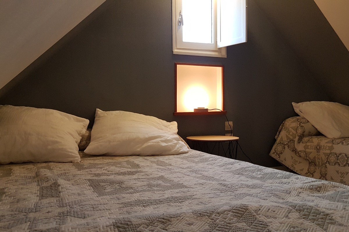 Chambre en mezzanine pour 2 personnes : 1 lit 140x190 cm et 1 lit 90x190 cm. 
Crédits photo : Clévacances 35