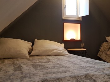 Chambre en mezzanine pour 2 personnes : 1 lit 140x190 cm et 1 lit 90x190 cm. 
Crédits photo : Clévacances 35