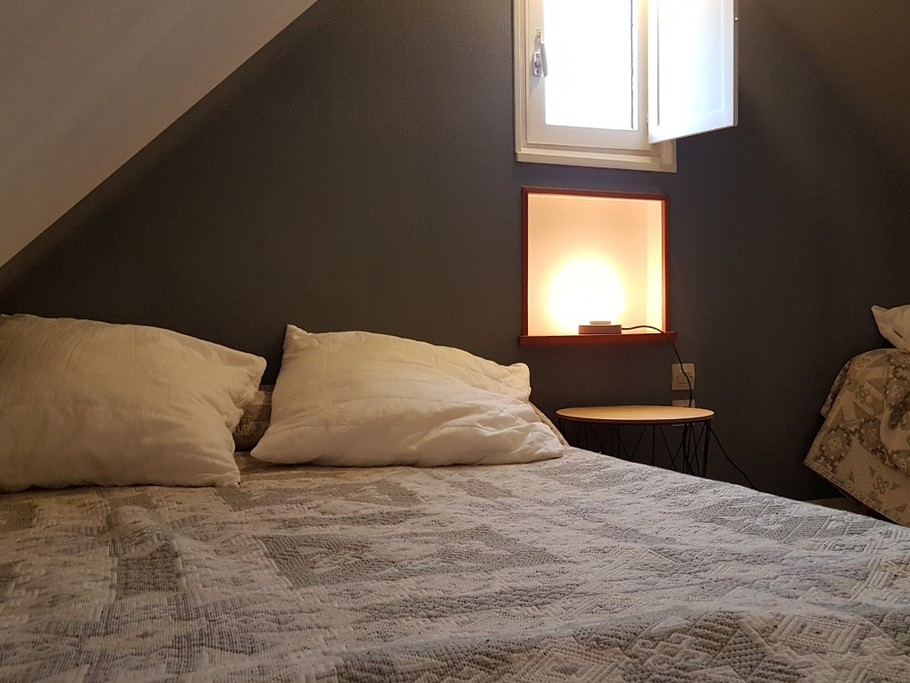 Chambre en mezzanine pour 2 personnes : 1 lit 140x190 cm et 1 lit 90x190 cm. 
Crédits photo : Clévacances 35