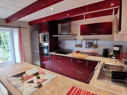 Cuisine avec accès également à la terrasse et au jardin
