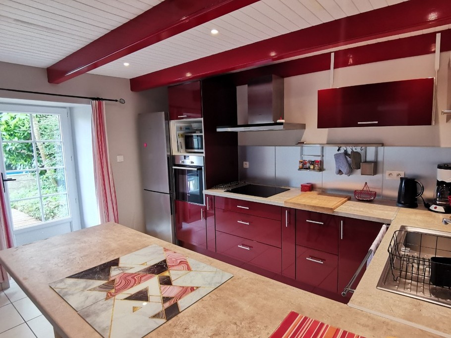 Cuisine avec accès également à la terrasse et au jardin