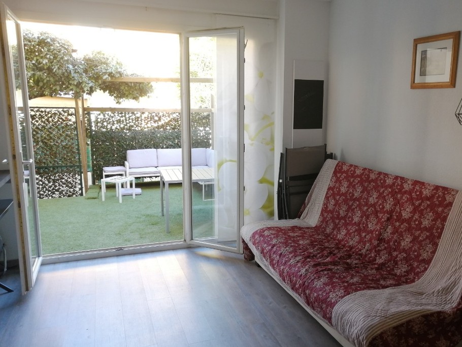 VUE DEPUIS LE SEJOUR VERS LA TERRASSE