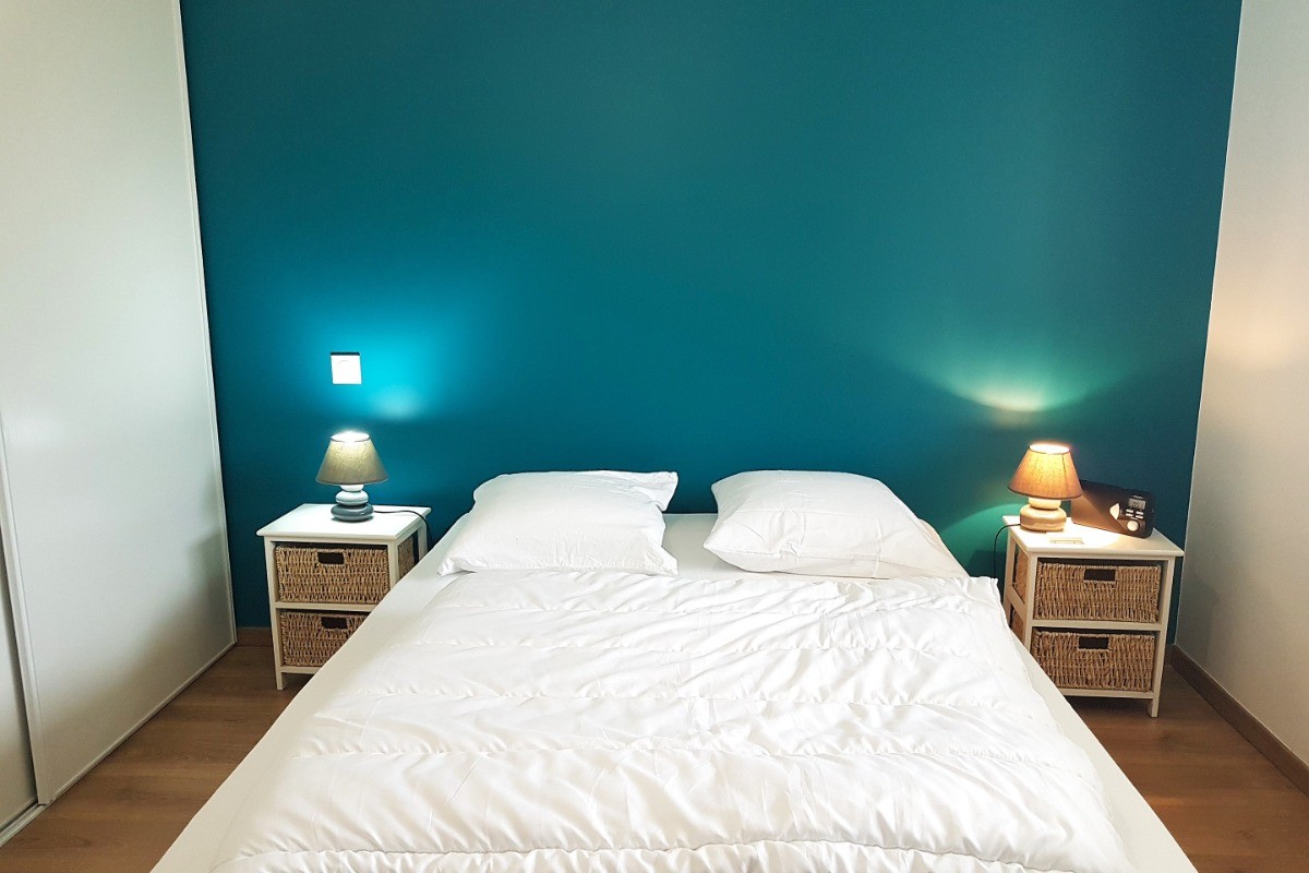 Chambre de 11,7 m² pour 2 personnes (lit 140 cm) avec dressing. Vue sur la cour intérieure de la résidence.