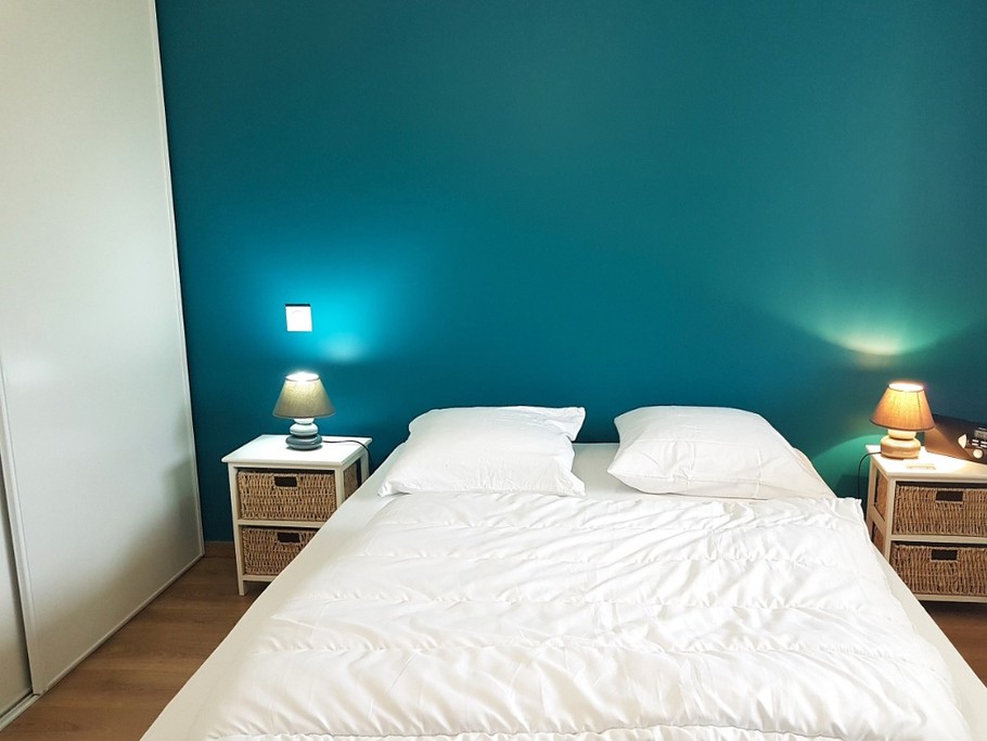 Chambre de 11,7 m² pour 2 personnes (lit 140 cm) avec dressing. Vue sur la cour intérieure de la résidence.