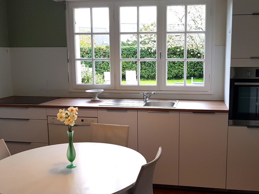 Cuisine lumineuse et entièrement refaite à neuf, avec vue sur l'agréable jardin.
Crédits photo : Clévacances 35