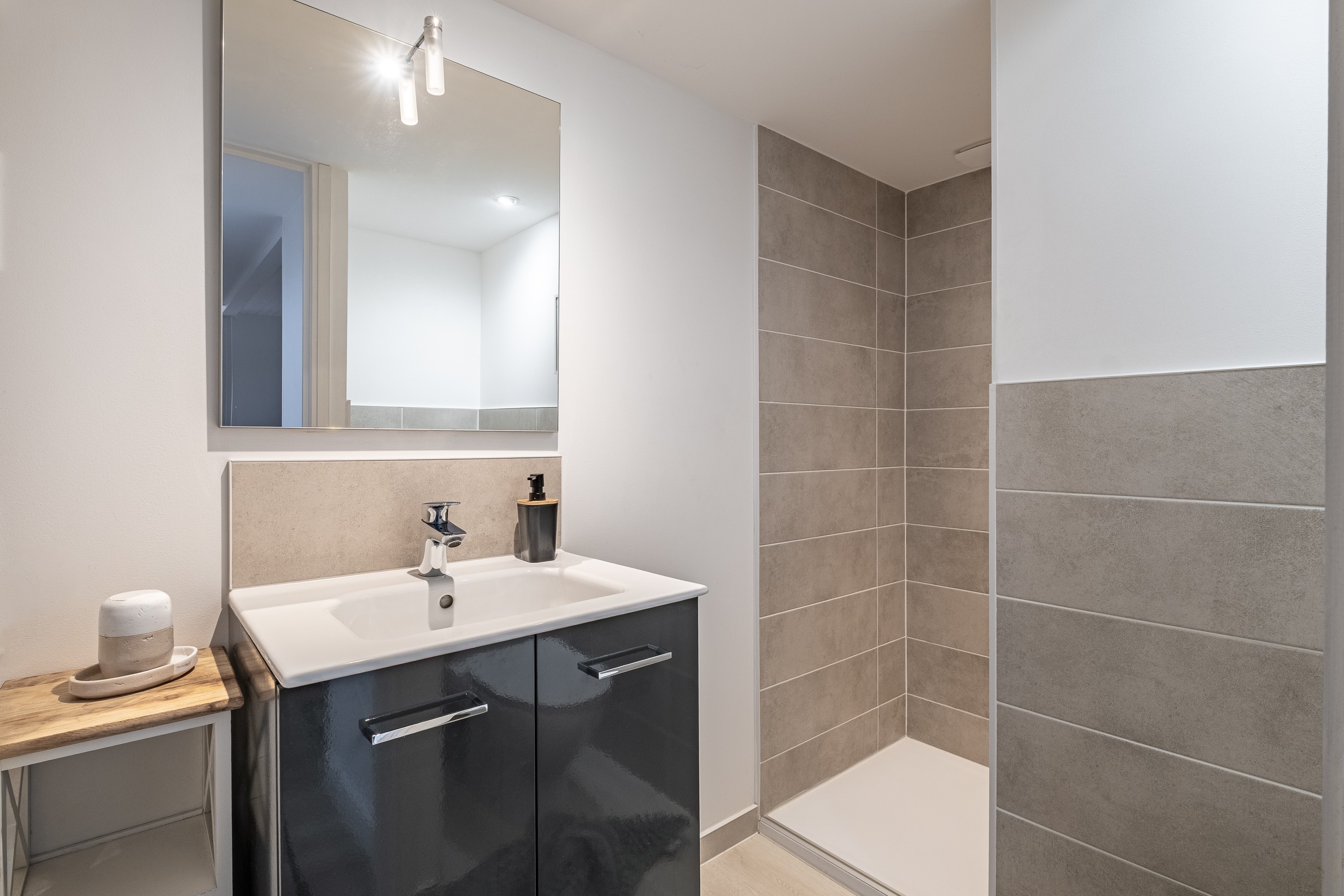 Salle d'eau indépendante avec douche grande dimension