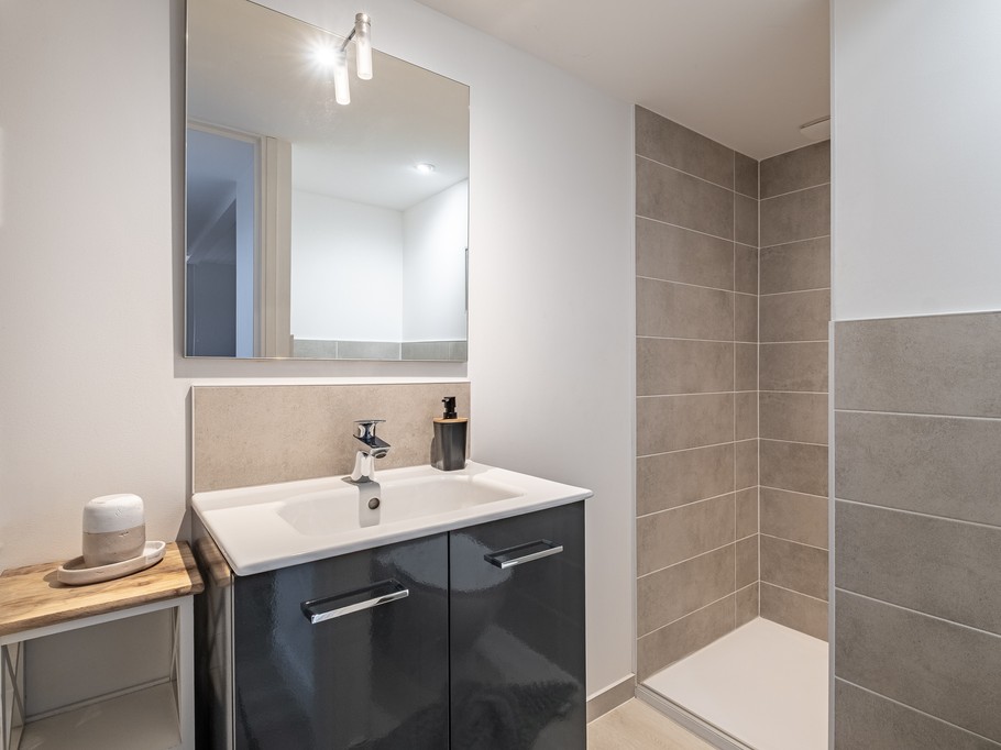 Salle d'eau indépendante avec douche grande dimension