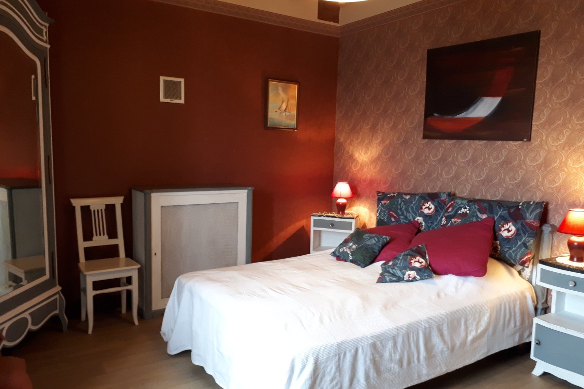 Espace et confort pour la chambre "Alizarine"