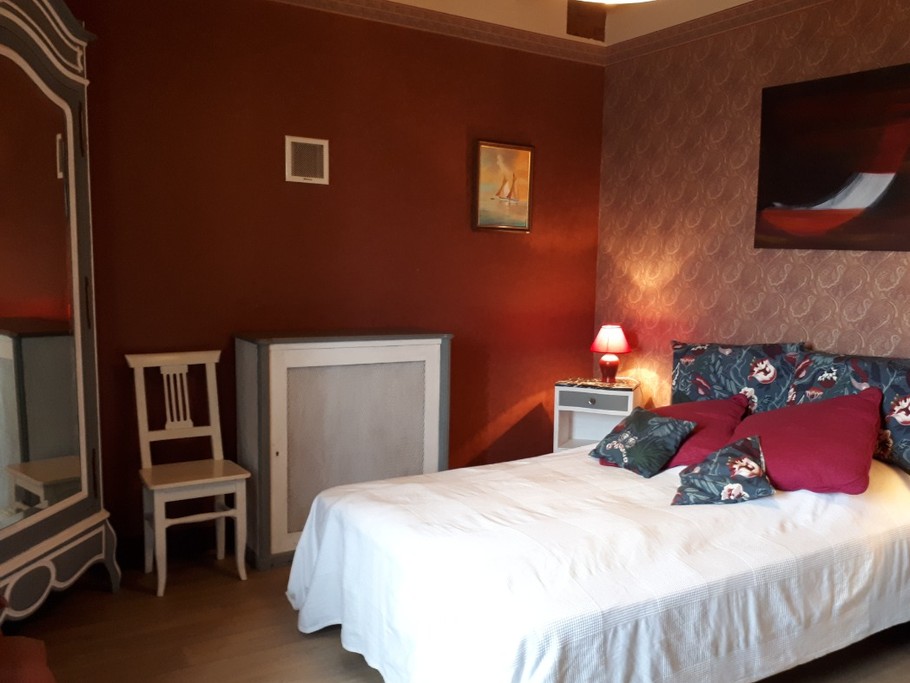 Espace et confort pour la chambre "Alizarine"