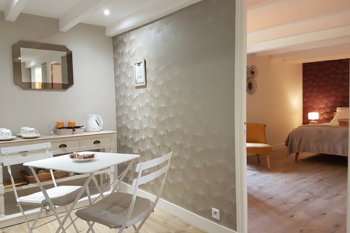 Salle de petit-déjeuner attenante à la chambre et tisanerie à votre disposition pendant votre séjour.