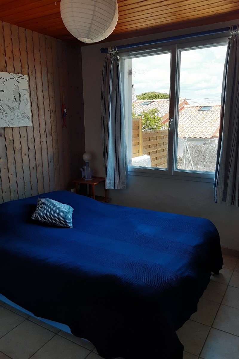 Chambre 1 avec un lit 140