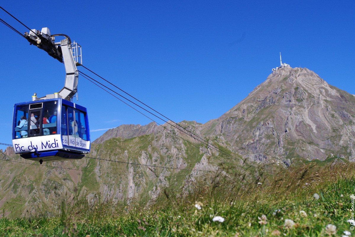 A 1 heure de Lourdes, le Pic du Midi à 2876 mètres, s'équiper d'un vêtement chaud, lunette, casquette, possibiliter de se restaurer sur place