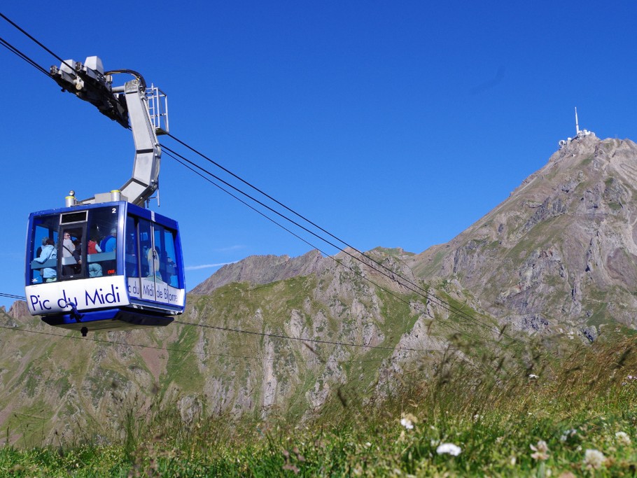 A 1 heure de Lourdes, le Pic du Midi à 2876 mètres, s'équiper d'un vêtement chaud, lunette, casquette, possibiliter de se restaurer sur place