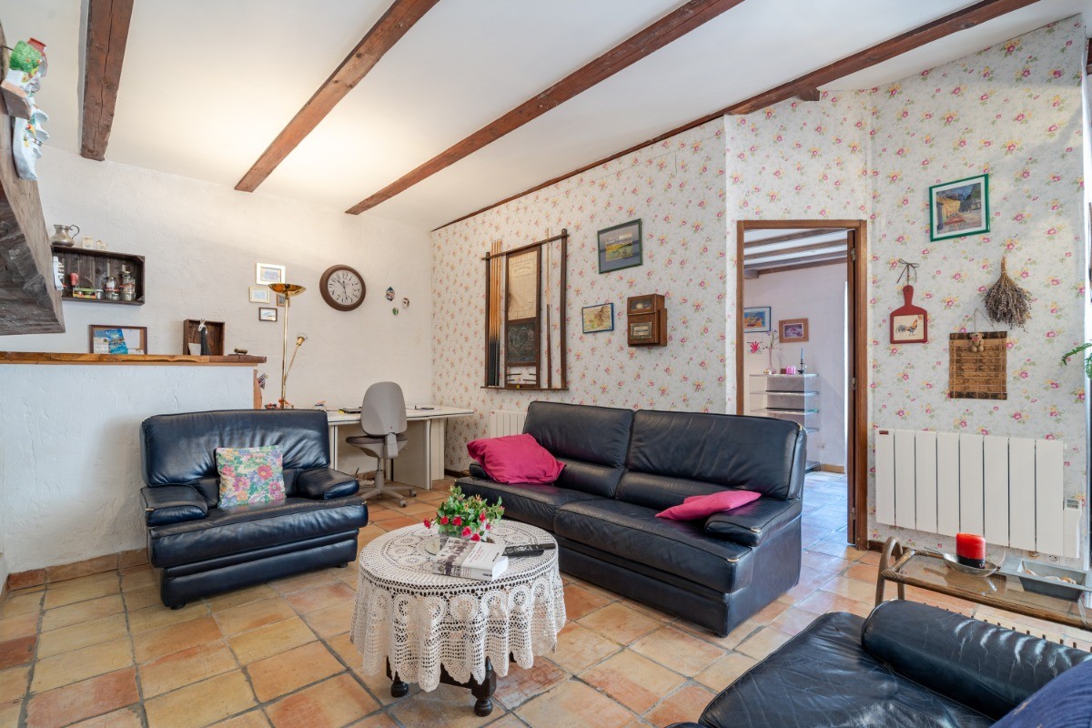 Gîte les Cougnas, salon avec bar
