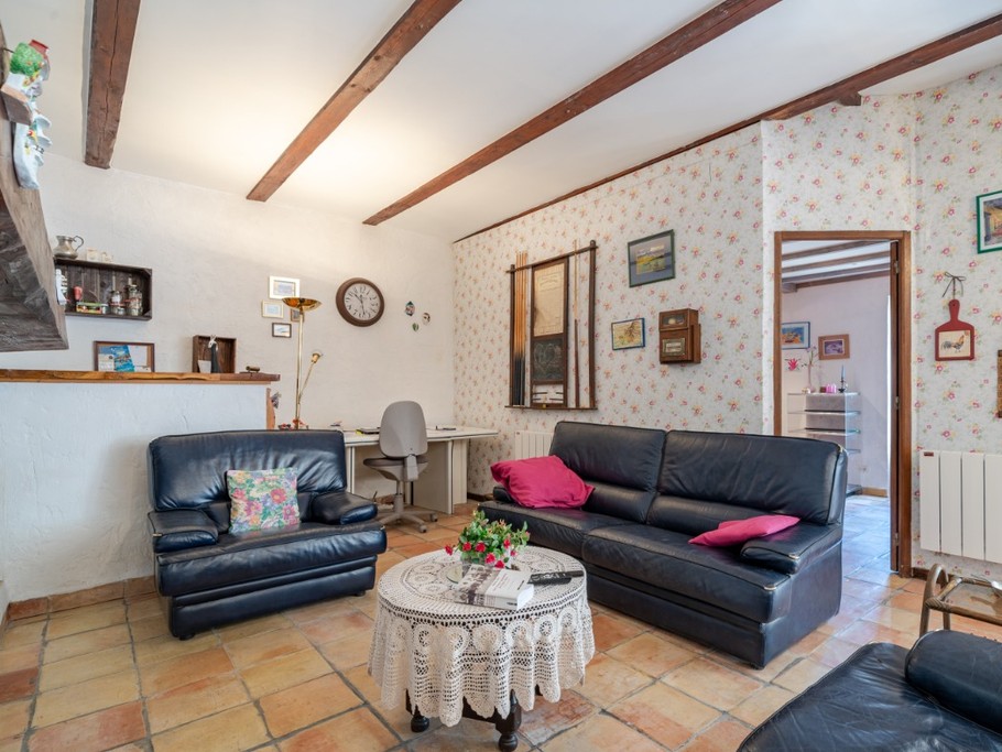 Gîte les Cougnas, salon avec bar