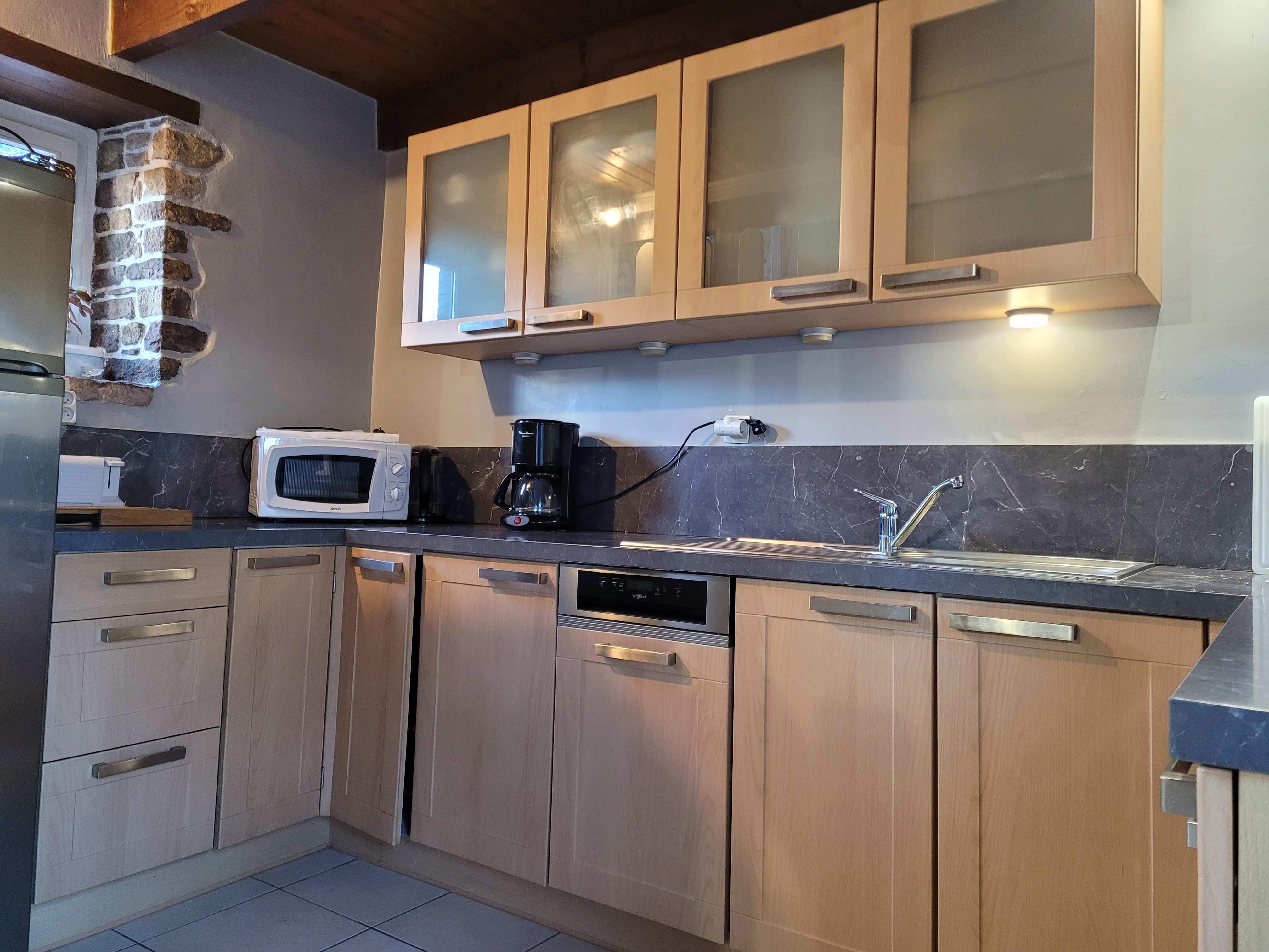 Le Grand, location de vacances Clévacances, séjour salon cuisine RDC