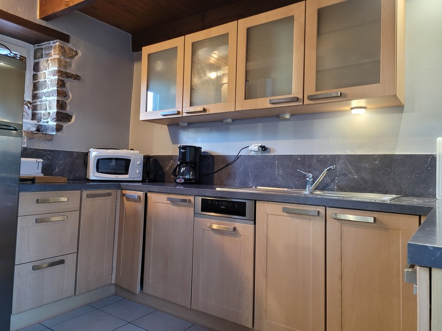 Le Grand, location de vacances Clévacances, séjour salon cuisine RDC