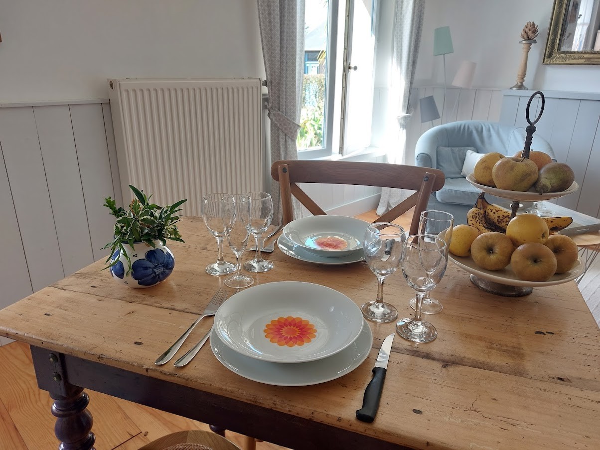 Table set with tidy dishes Agapanthe gîte
