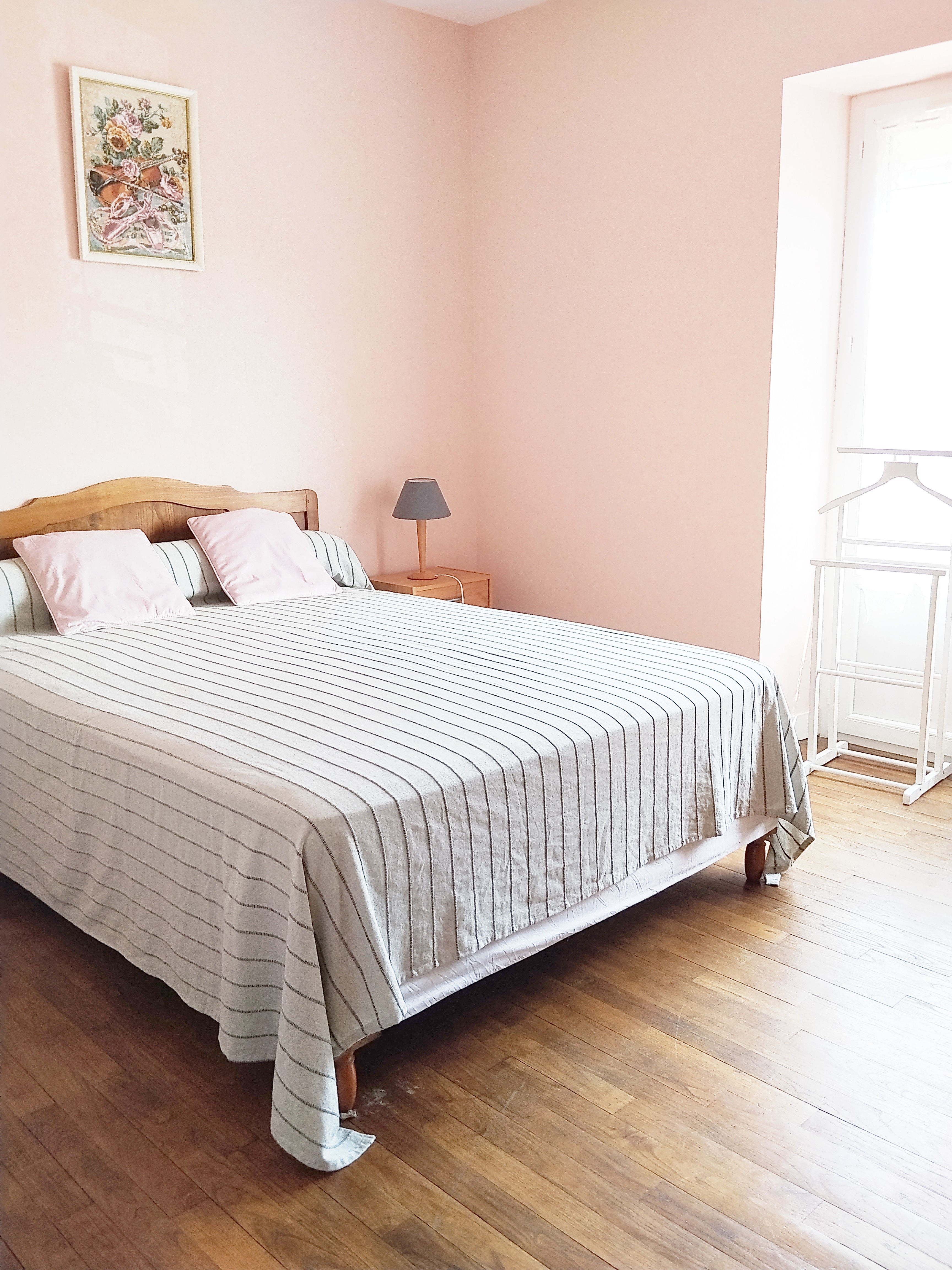 Bedroom with a 140x90 bed