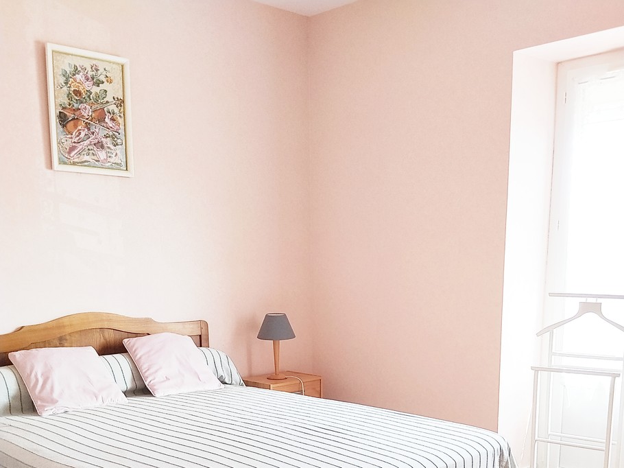 Bedroom with a 140x90 bed