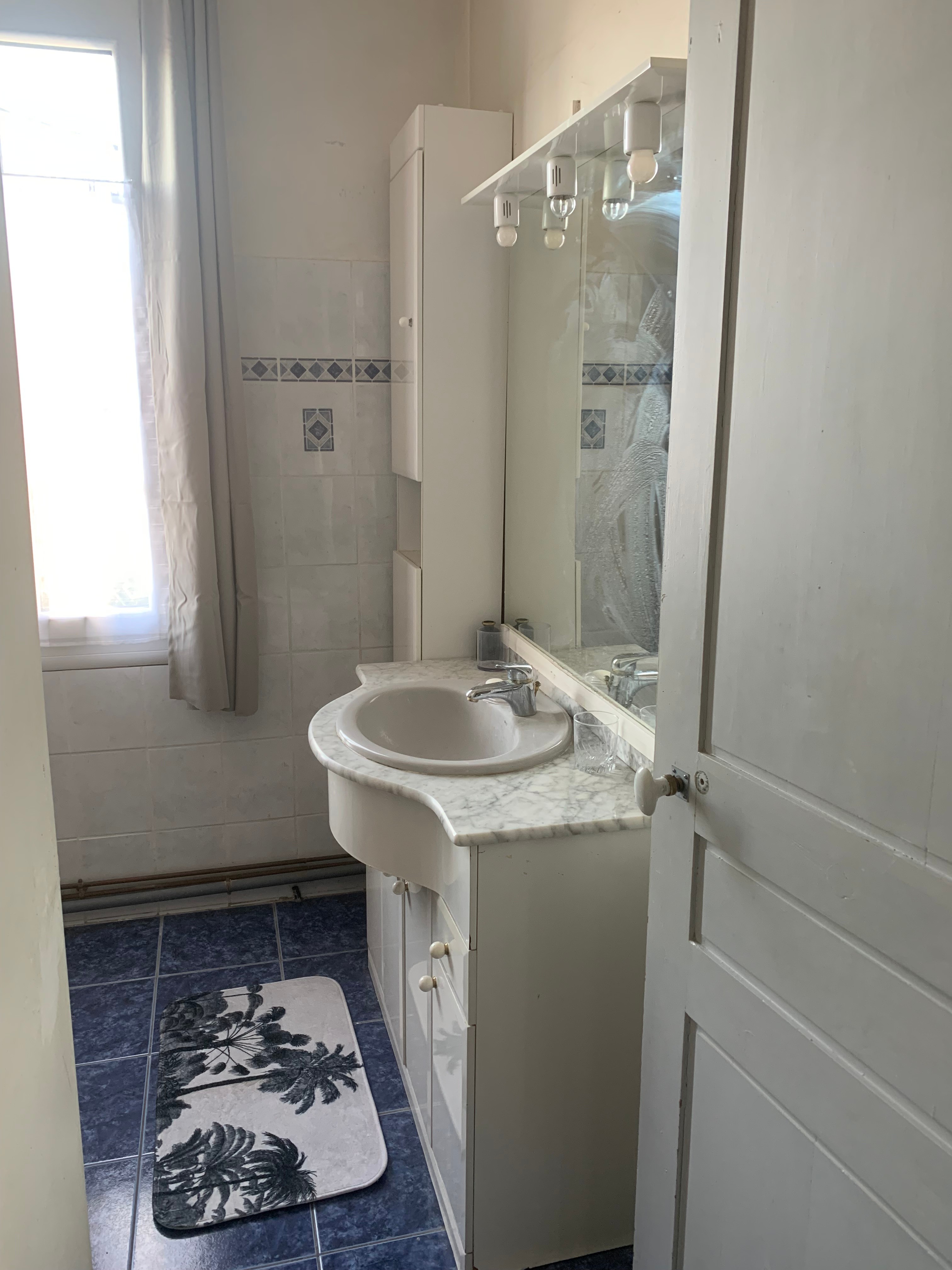 Salle de bain 1er étage avec WC