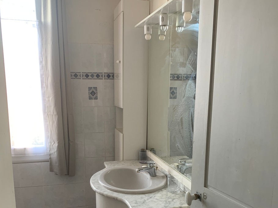 Salle de bain 1er étage avec WC