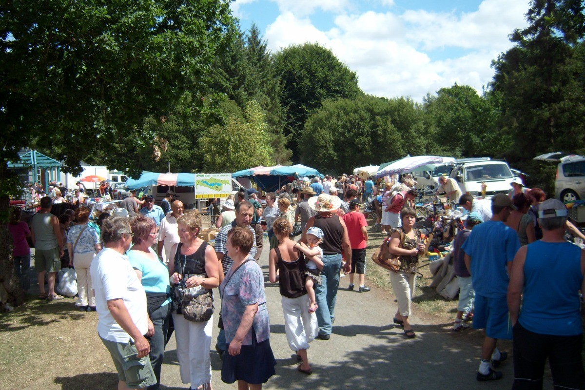 Un petit souvenir ? La vitrine vous propose des cadeaux à offrir ou à vous offrir pour ramener chez vous un petit coin de Bretagne. Un marché des producteurs à également lieu sur notre parc. Des tarifs attractifs pour satisfaire tous les budgets.