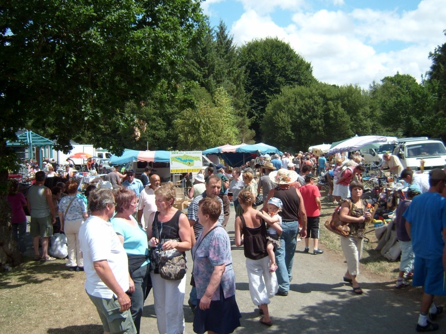 Un petit souvenir ? La vitrine vous propose des cadeaux à offrir ou à vous offrir pour ramener chez vous un petit coin de Bretagne. Un marché des producteurs à également lieu sur notre parc. Des tarifs attractifs pour satisfaire tous les budgets.