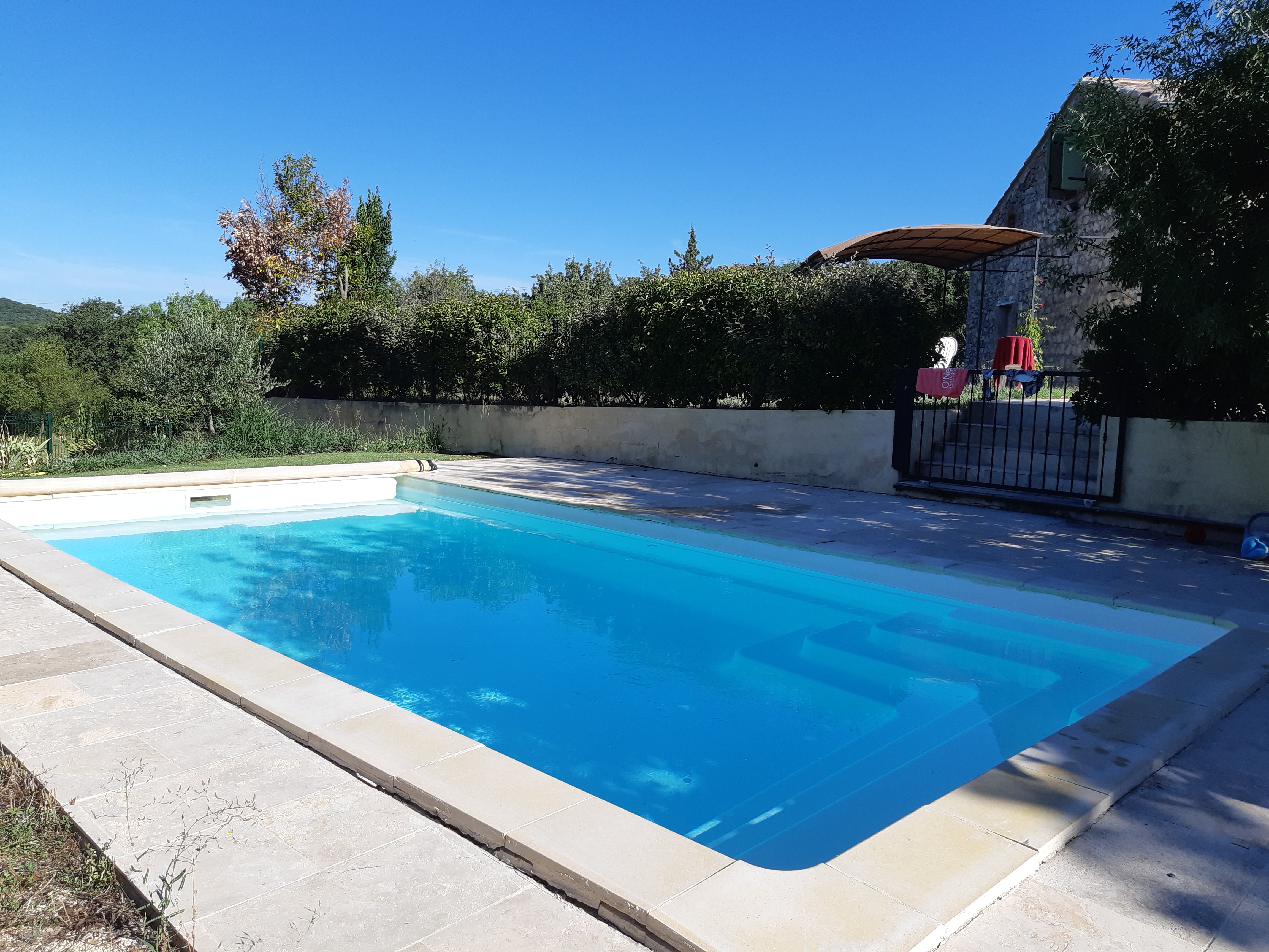 Piscine avec vue sur la maison