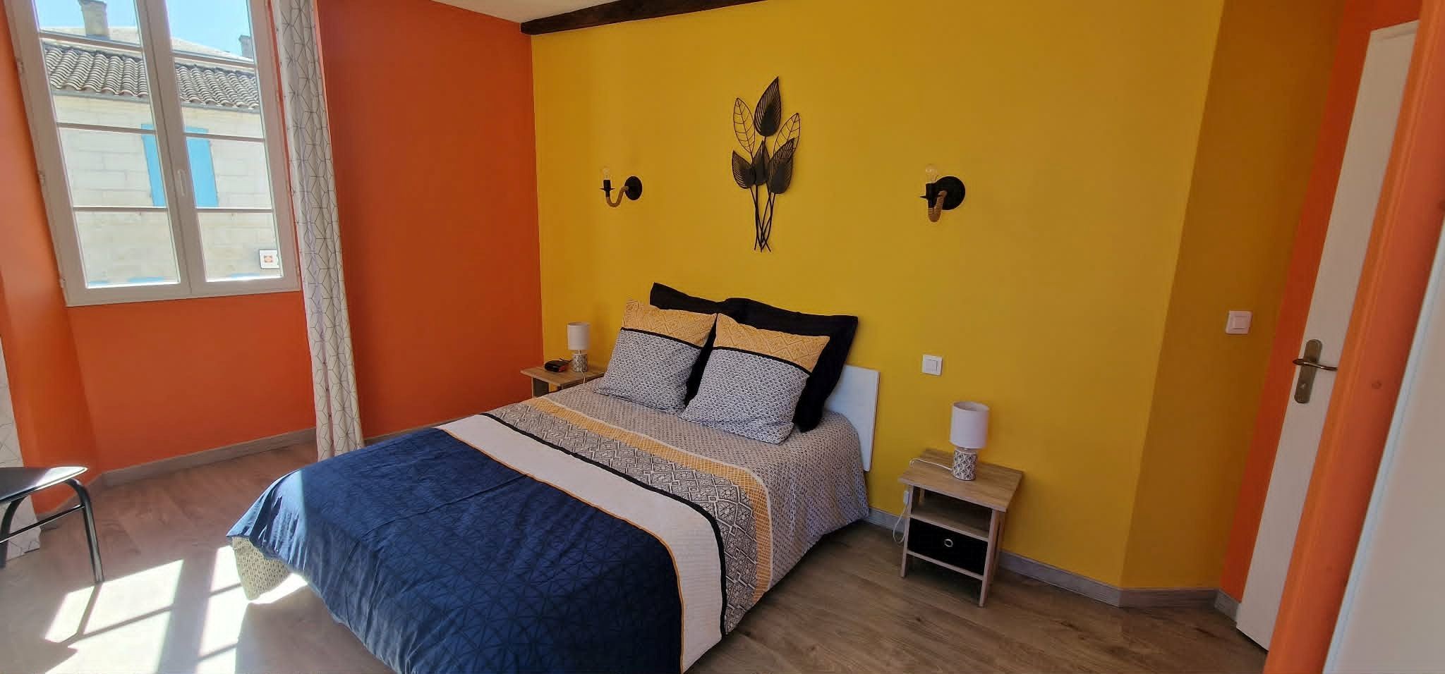 On the 1st floor, the yellow room at Logis de La Passerelle in Port d'Envaux