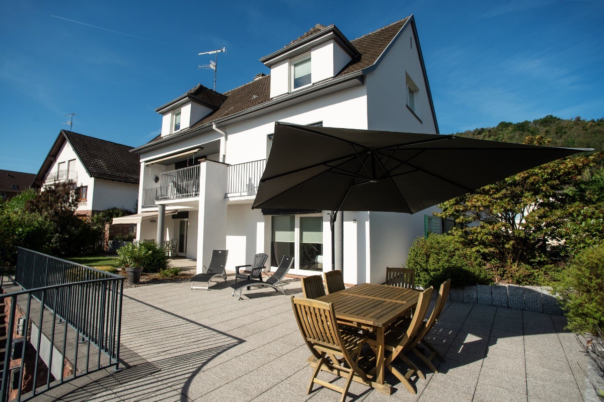 Terrasse Espace dédié avec table bois et parasol noir