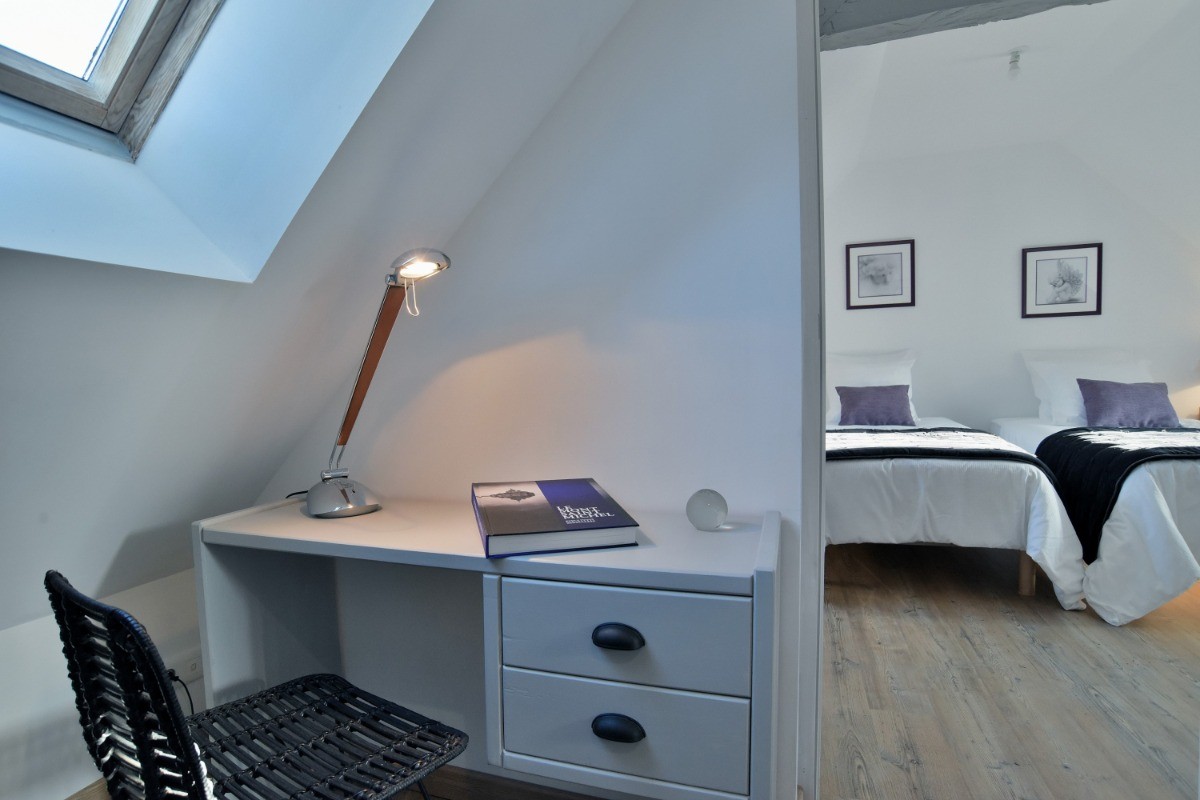 1 chambre pour 2 personnes au 2nd étage (avec deux lits individuels très confort 100x200 cm). Salle d'eau, WC séparés et coin bureau au même étage.