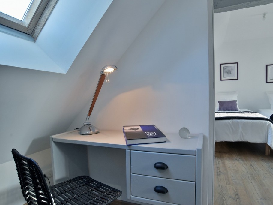 1 chambre pour 2 personnes au 2nd étage (avec deux lits individuels très confort 100x200 cm). Salle d'eau, WC séparés et coin bureau au même étage.