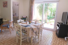 salle à manger vue   sur la terrasse