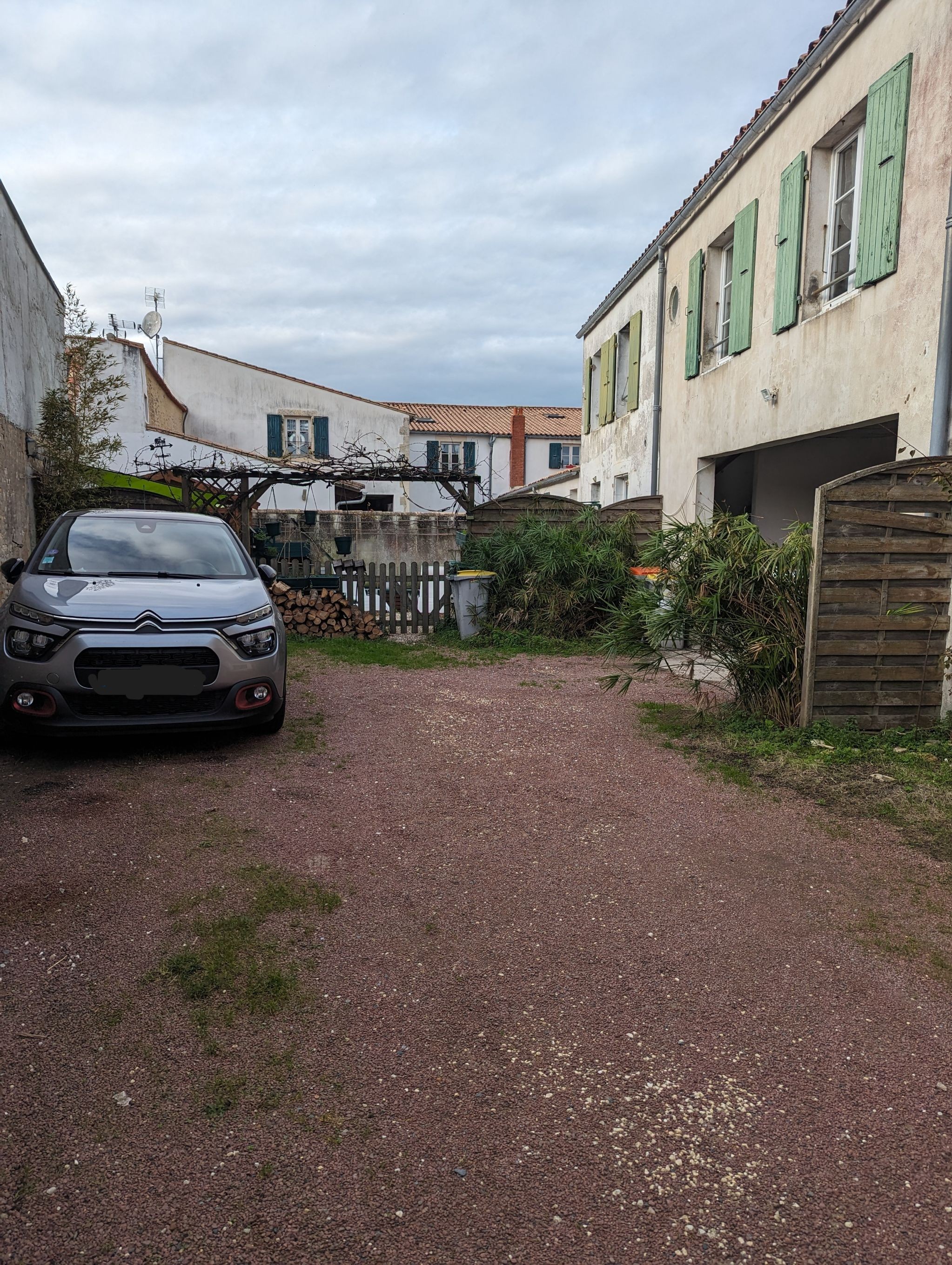 View of the courtyard to park your car in the private area