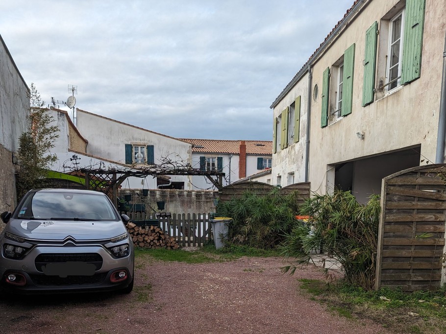 Vue de la cour pour garer votre voiture dans l'espace privé