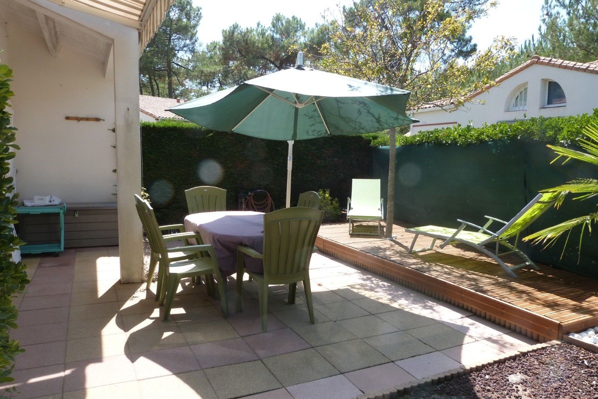 Terrasse avec salon de jardin et bains de soleil