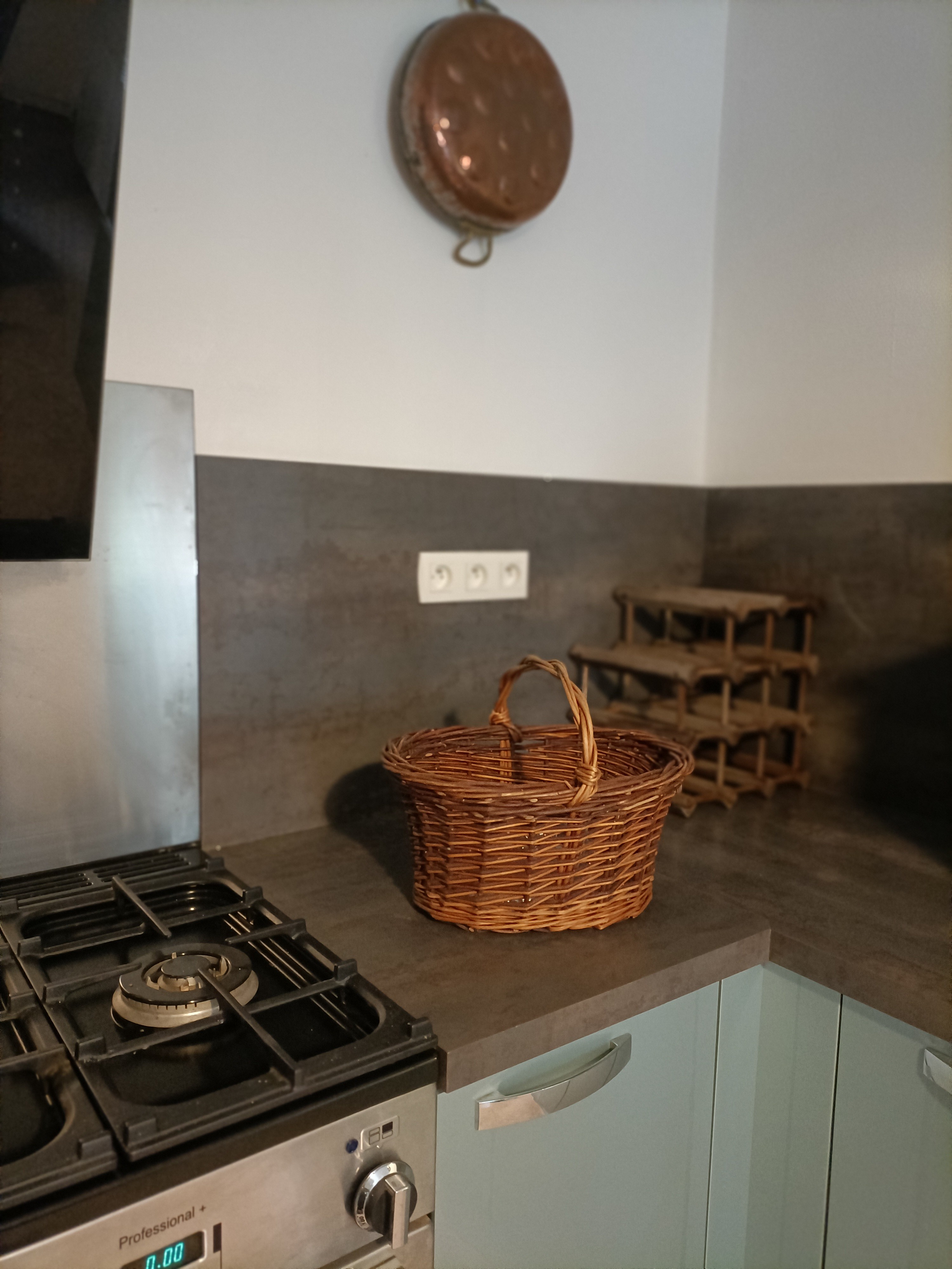 Cuisine moderne mélangée à une décoration ancienne que nous avons pris plaisir à chiner