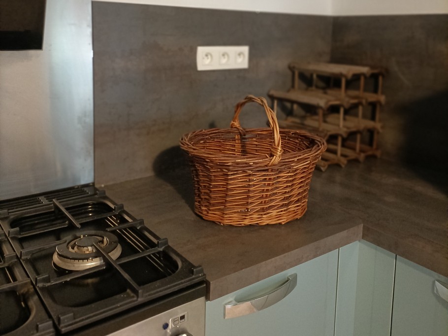 Cuisine moderne mélangée à une décoration ancienne que nous avons pris plaisir à chiner