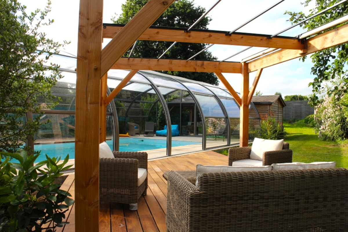 Piscine couverte et chauffée en saison, deux terrasses sous pergola, grand jardin arboré