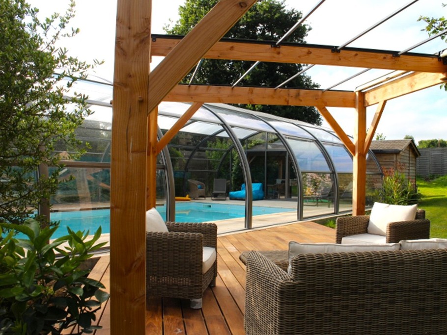 Piscine couverte et chauffée en saison, deux terrasses sous pergola, grand jardin arboré