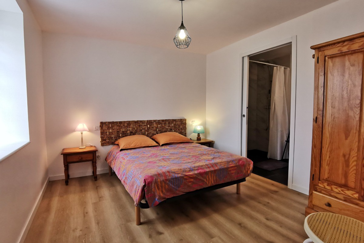 RDC: Chambre 1 avec lit 140 et SDE-WC privatif et adaptée PMR