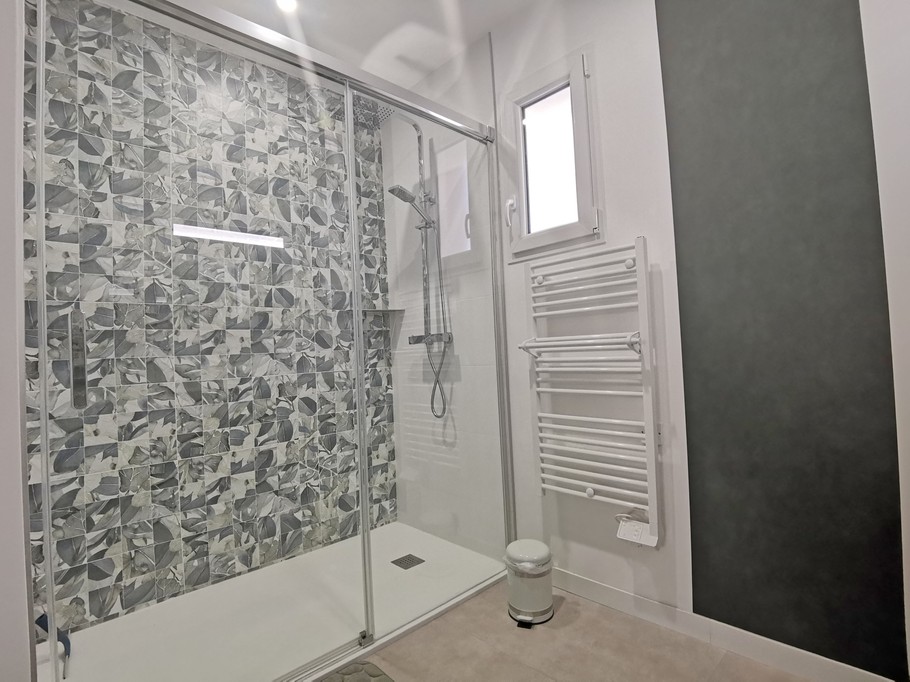 Une salle d'eau avec douche à l'italienne et wc indépendant