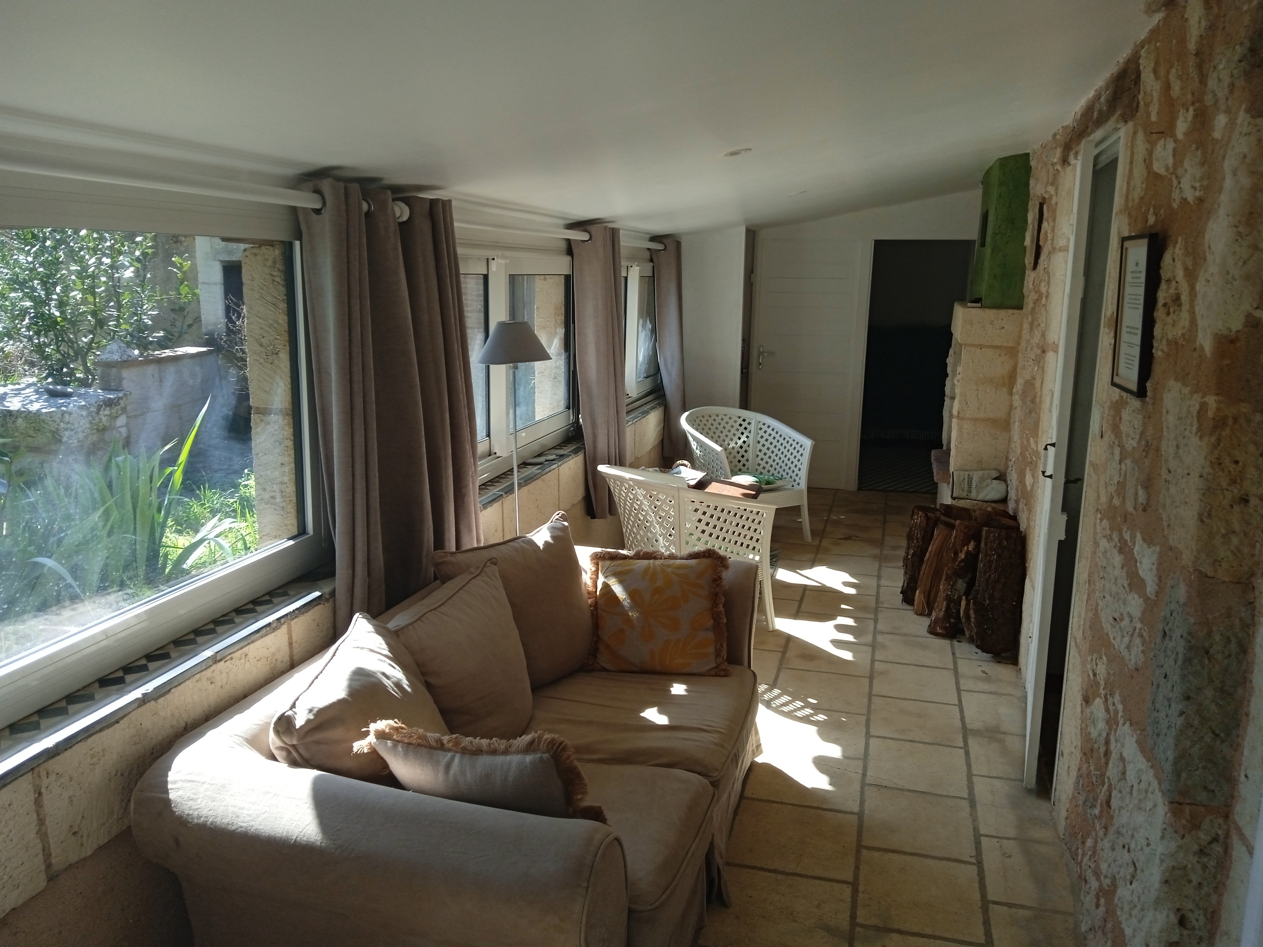Le salon bien lumineux