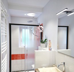La salle de bain lumineuse est équipée d' une douche italienne