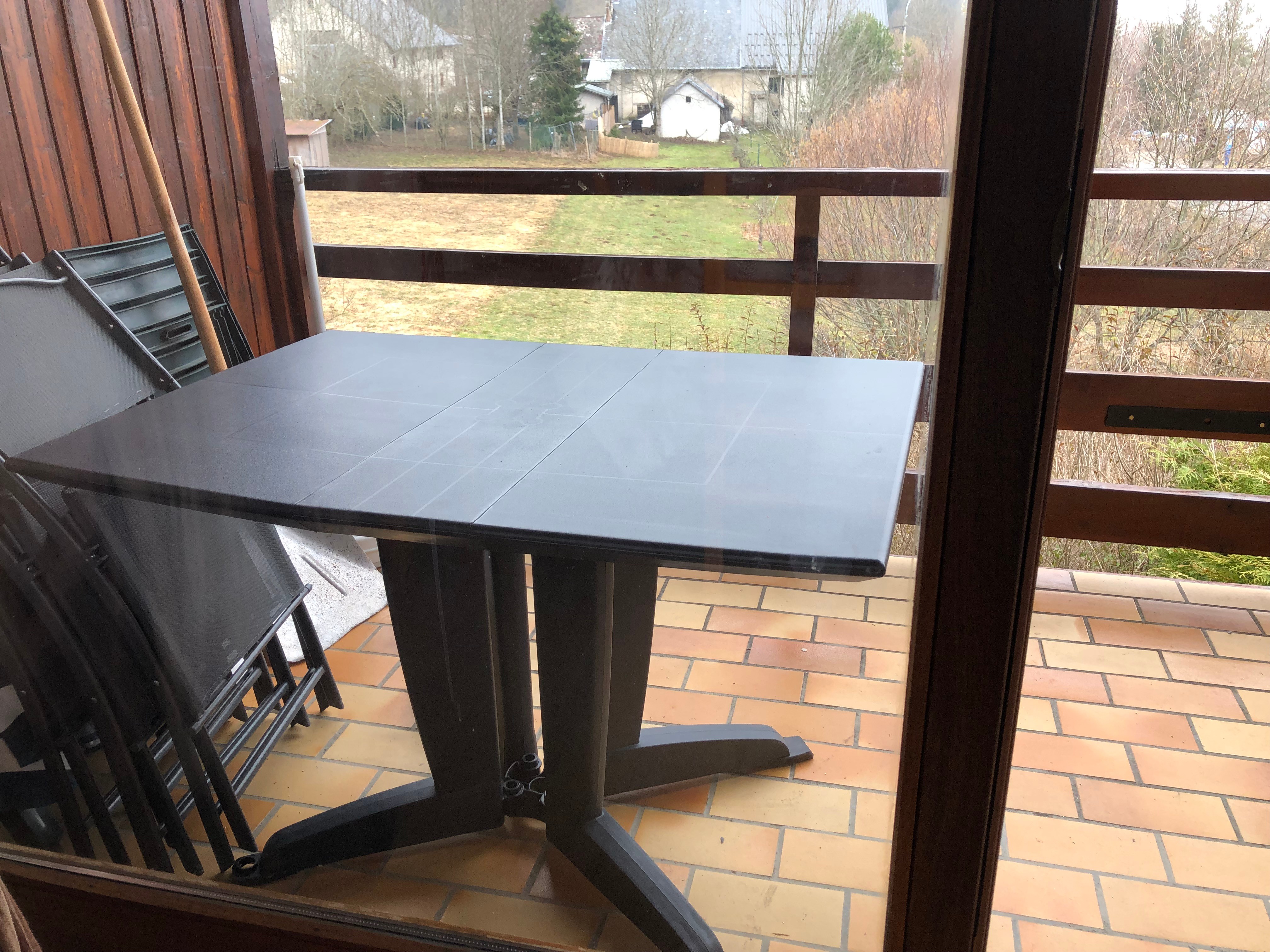 Balcon avec table et 4 chaises pliantes