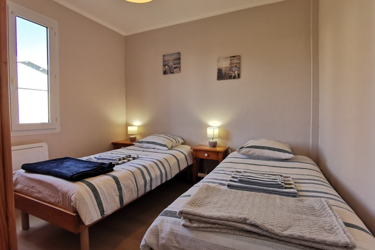La seconde chambre au RDC avec 2 lits 90