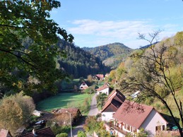 Vue d'automne - face au pré, le bâtiment